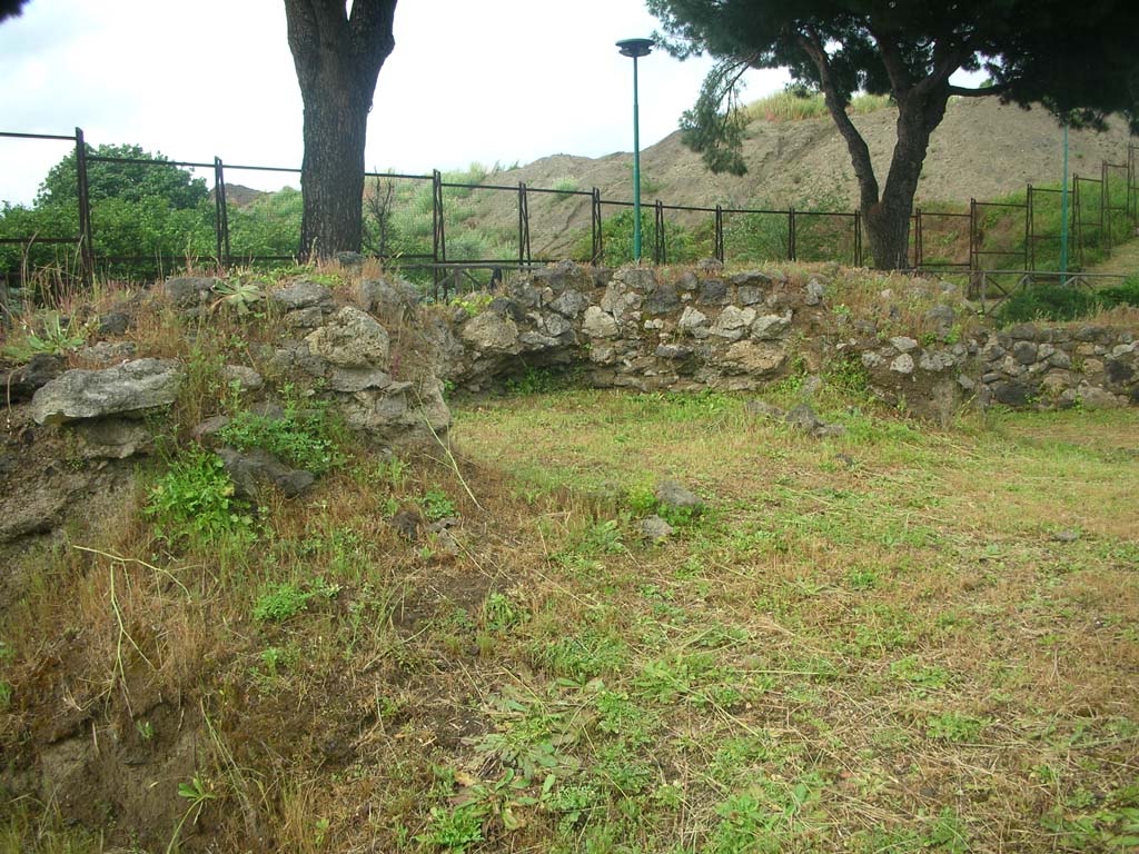 Tower IX, Pompeii. May 2010. Looking north-east from near west end, continuation. Photo courtesy of Ivo van der Graaff.