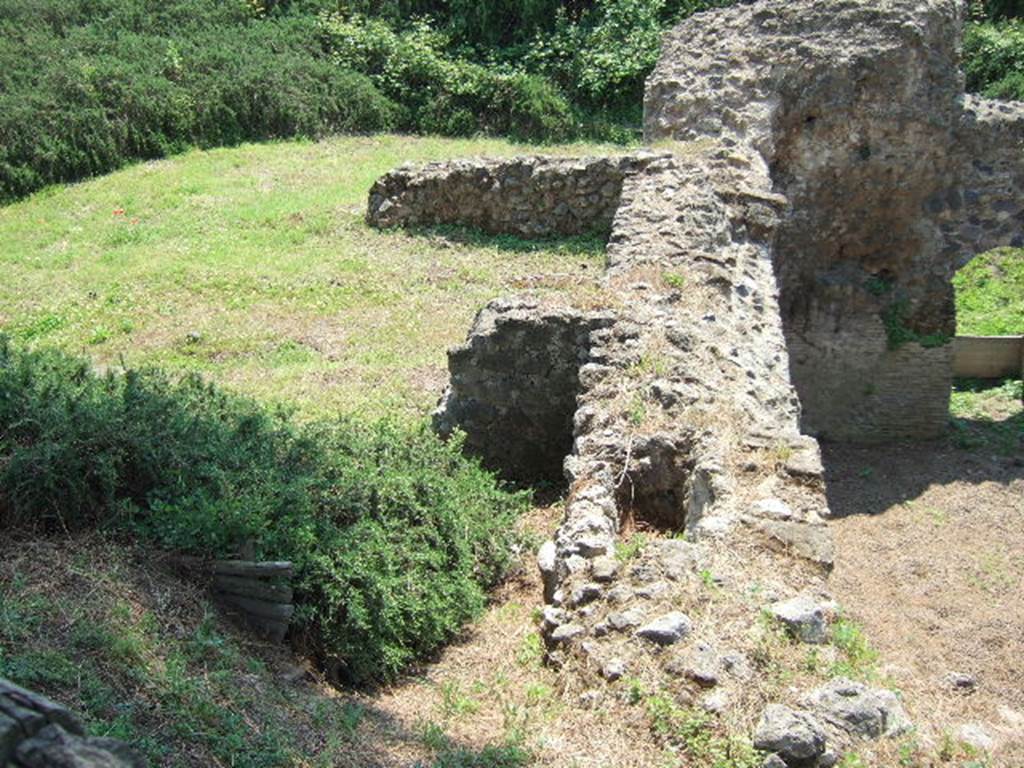 T9 Pompeii. Tower IX. May 2006. Looking south, at east end of site.