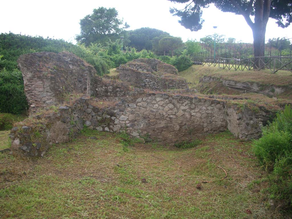 Tower IX, Pompeii. May 2010. Looking west from east end of site. Photo courtesy of Ivo van der Graaff.