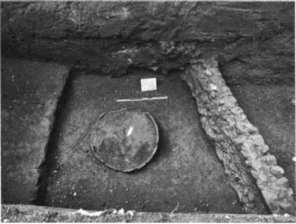 Gragnano. Via dei Sepolcri. 2008. Remains of villa rustica. First trench where the lower part of an underground dolium was found.
Resti della villa rustica. Primo saggio dove  stata trovata la parte inferiore di un dolium sotterraneo.
Vedi/See Bonifacio G., Ufficio Scavi di Stabia Notiziario 2008, in Rivista di Studi Pompeiani, 20, 2009, p. 158, fig. 3.
