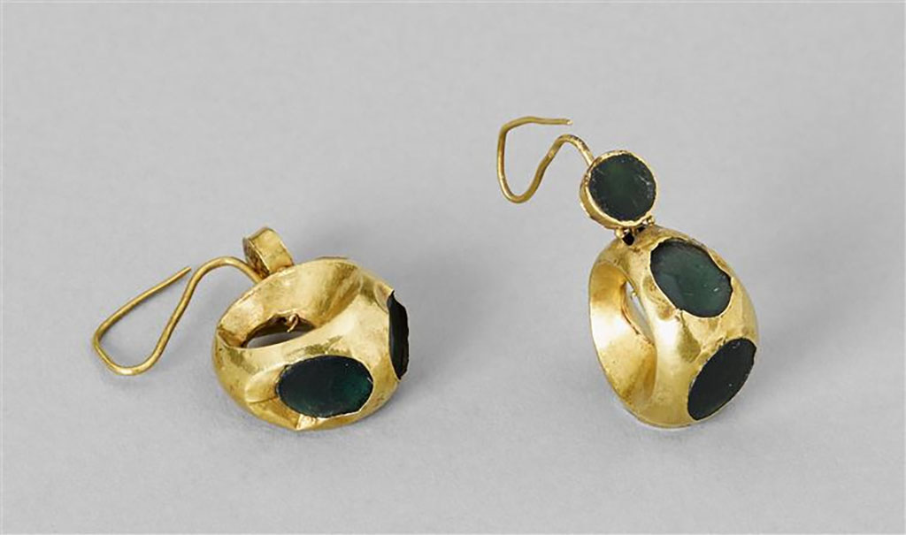 Villa della Pisanella, Boscoreale. Boscoreale Treasure. Pair of gold earrings.
Paire de boucles d'oreille.
Now in the Louvre, inventory numbers BJ408 and BJ409.
Photo  RMN-Grand Palais (muse du Louvre) / Tony Querrec.
