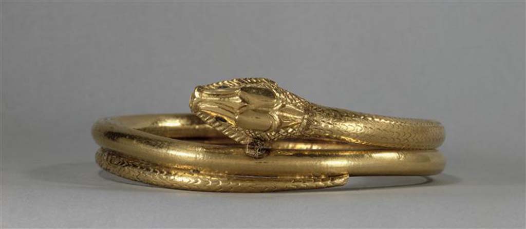 Villa della Pisanella, Boscoreale. Boscoreale Treasure. Gold snake bracelet, coiled and with scales decoration.
Trsor de Boscoreale. Bracelet de serpent en or, enroul avec dcor d'cailles.
Now in the Louvre, inventory number BJ976 .
Photo  RMN-Grand Palais (muse du Louvre)/Les frres Chuzeville.
