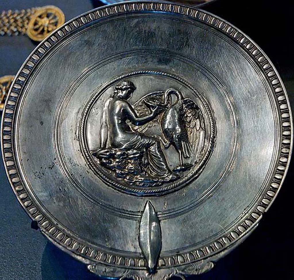 Villa della Pisanella, Boscoreale. Hand mirror: in the centre in a medallion: Leda and the swan. Silver with repouss decoration.
Miroir  manche : Au centre, dans un mdaillon : Lda et le cygne. Argent avec dcoration repouss.
Now in the Louvre, inventory number BJ2159.
