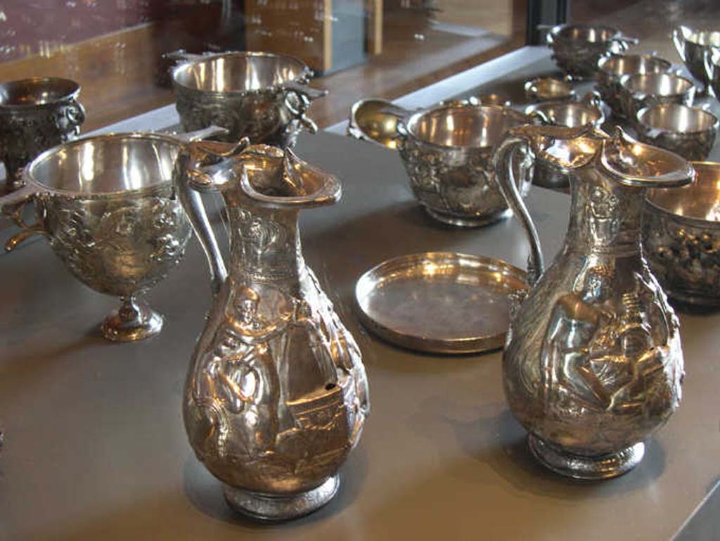 Villa della Pisanella, Boscoreale. Boscoreale Treasure. Two ewers, silver wine vases with repousse decoration and traces of gilding. 
Height about 25 cm. 
Deux aiguires du trsor de Boscoreale - Vase  vin en argent dcors repouss, traces de dorure. Hauteur environ 25 cm.
Now in the Louvre, inventory number BJ 1898.
