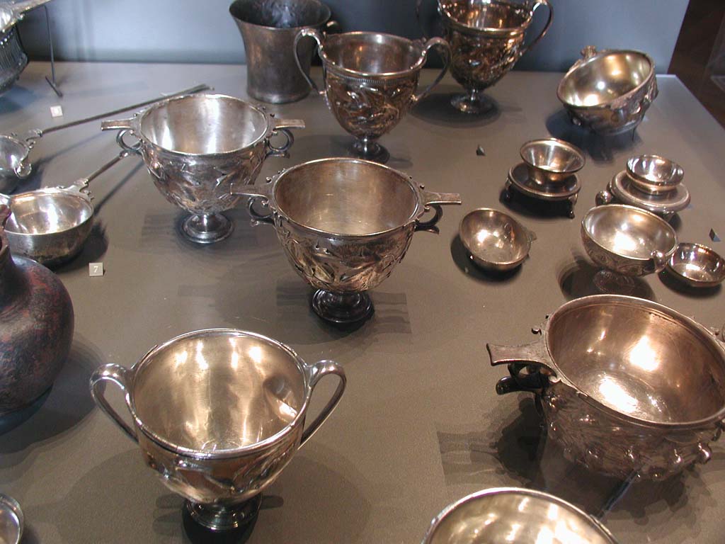 Villa della Pisanella, Boscoreale. View of some of the cups from the Boscoreale Treasure.
Vue de certaines des tasses du trsor de Boscoreale.

