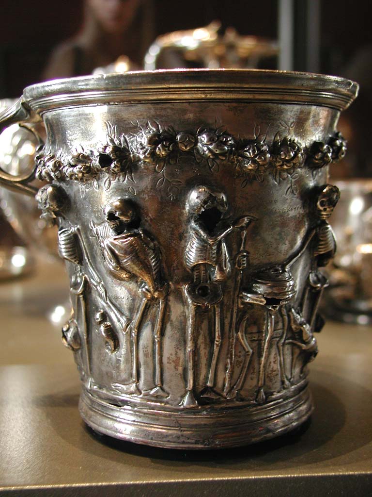 Villa della Pisanella, Boscoreale. Boscoreale silver. One of two skeleton cups. Under garlands of roses: four scenes. Dotted inscriptions giving meaning accompanied by epicurean maxims. Skeletons representing renowned authors: Euripides, Sophocles, Menander, Moschion, and philosophers: Zeno, Epicure, Monime of Athens, Demetrius of Phalerum accompanied by explicit sentences.

Une des deux gobelets aux squelettes. Sous des guirlandes de roses : quatre scnes. Inscriptions en pointill donnant la signification accompagns de maximes picuriennes. Les squelettes reprsentant des auteurs de renom : Euridipe, Sophocle, Mnandre, Moschion, et des philosophes : Znon, Epicure, Monime d'Athnes, Dmtrois de Phalre accompagns de sentences explicites.

Now in the Louvre, inventory numbers BJ1923 and BJ1924.
