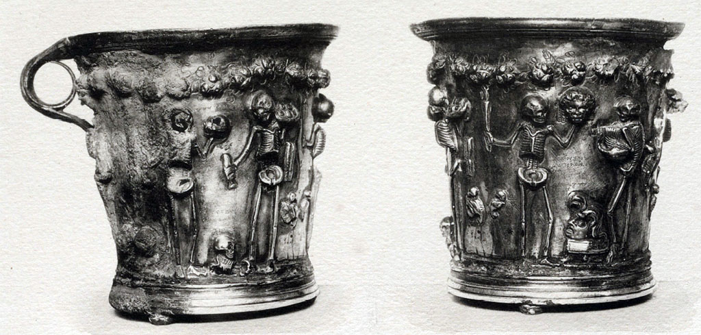 Villa della Pisanella, Boscoreale. Boscoreale silver. Goblet with one handle, decorated with skeletons and topped with garlands of roses.
Gobelet  une anse, dcor de squelettes et surmont de guirlandes de roses.
Voir/see Gervais-Courtellemont, Jules, 1895. Trsor de Boscoreale : Album de 33 planches. L'Institut national d'histoire de l'art (INHA), Pl. 31.
Document plac sous  Licence Ouverte / Open Licence  Etalab 
