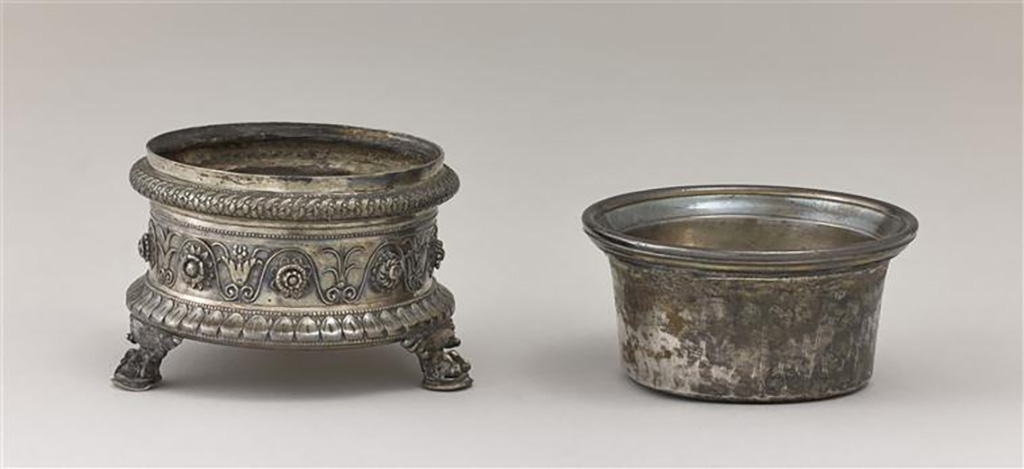 Villa della Pisanella, Boscoreale. Boscoreale Silver. Miniature tripod with zoomorphic foot supporting a salt cellar. 
Guilloche decoration, tongues and friezes of palmettes and flowers. Owners name engraved in Latin: Pamphilus, imperial freedman.
Trpied miniature avec pied zoomorphe supportant une salire. Salire : dcor de guillochis, languettes et frise de palmettes et de fleurs. 
Nom propre grav en latin : Pamphilus, affranchi imprial.
Now in the Louvre, inventory number BJ1999.
Photo  RMN-Grand Palais (muse du Louvre) / Stphane Marchalle.
