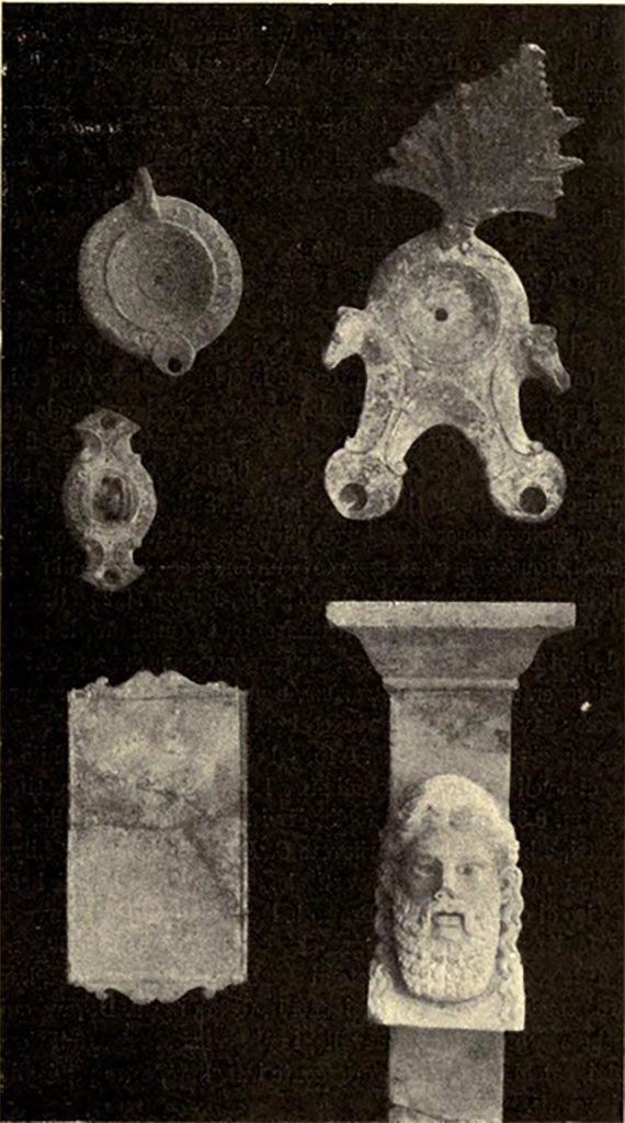 Boscoreale. Villa of Numerius Popidius Florus. Terracotta and marble finds.
From room 11: An alabaster tray and a marble monopodium with a bearded head.
From torcularium 17: Three lamps.
See Notizie degli Scavi di Antichità, 1921, p. 457 fig. 19.
See Garcia y Garcia L., 2017. Scavi Privati nel Territorio di Pompei. Roma: Arbor Sapientiae, p. 395, fig. 232.
