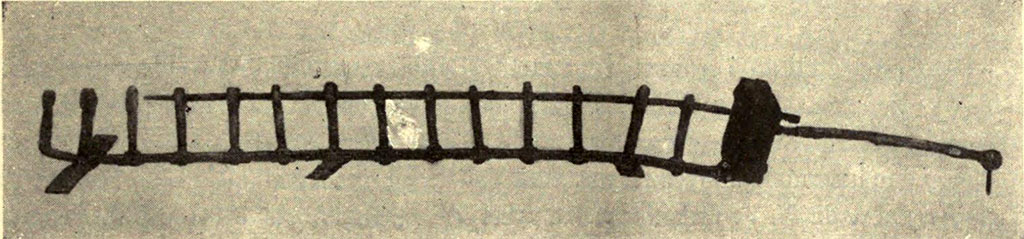 Pompeii. Villa rustica in proprietà Agnello Marchetti. 1923 Come ergastulum va considerato l'atriolo, “D”, per la presenza del ceppo per la punizione degli schiavi ivi rinvenuto.
Il robusto arnese di ferro, era capace d'immobilizzare per un piede solo sino a quattordici schiavi contemporaneamente.
See Notizie degli Scavi di Antichità, 1923: p. 277, fig. 4. 

