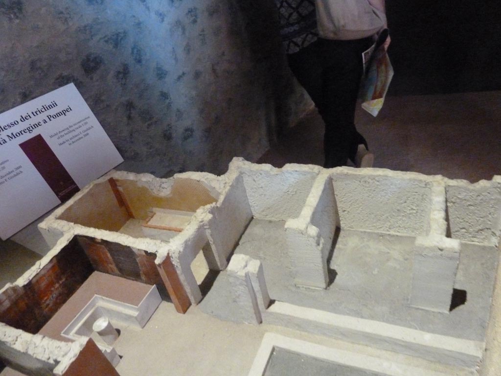 Complesso dei triclini in località Moregine a Pompei. September 2015. Model of December 2000 with triclinium D and triclinium E shown undecorated.