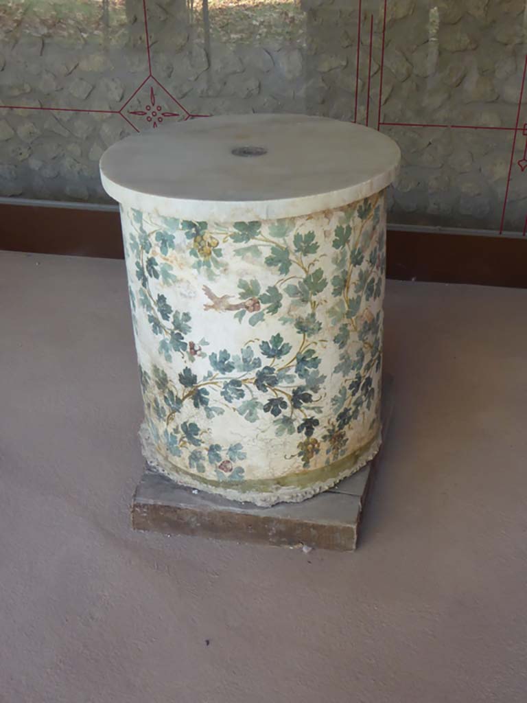 Il Complesso dei triclini in località Moregine a Pompei. September 2015.
Round table on display in Palaestra. 
The table is of decorated masonry and has a marble top with a hole in the centre fed by a lead pipe.
Foto Annette Haug, ERC Grant 681269 DÉCOR.

