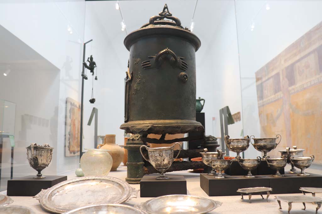 Complesso dei triclini in località Moregine a Pompei. February 2021. Pompeii Antiquarium display of silver table set from Moregine.
Photo courtesy of Fabien Bièvre-Perrin (CC BY-NC-SA).
