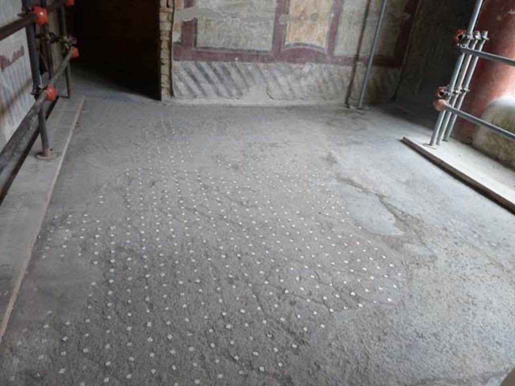 Oplontis, September 2015. Room 4, looking west across flooring.   