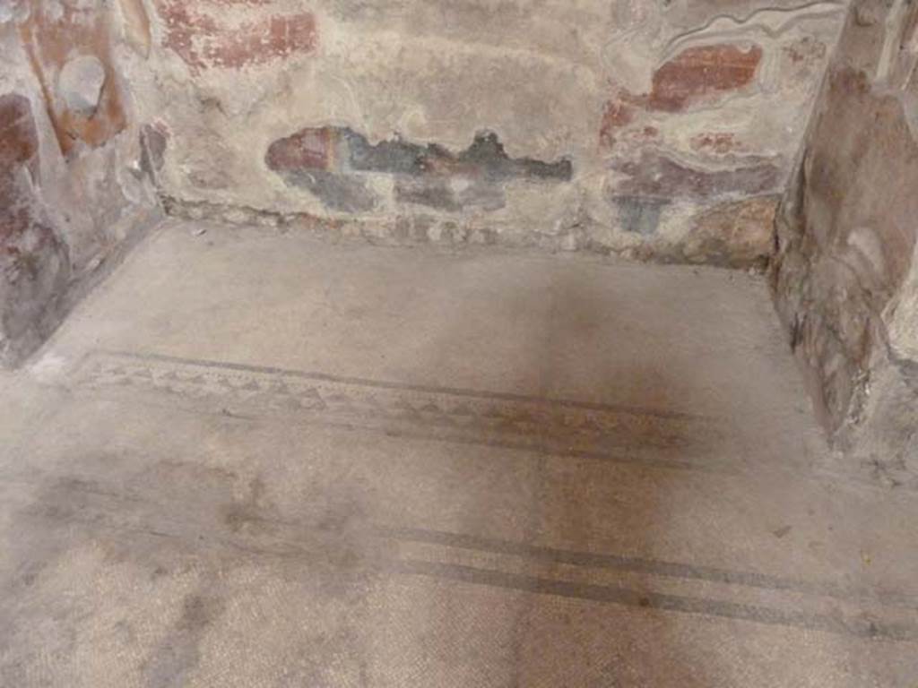 Oplontis, September 2015. Room 8, flooring in niche.