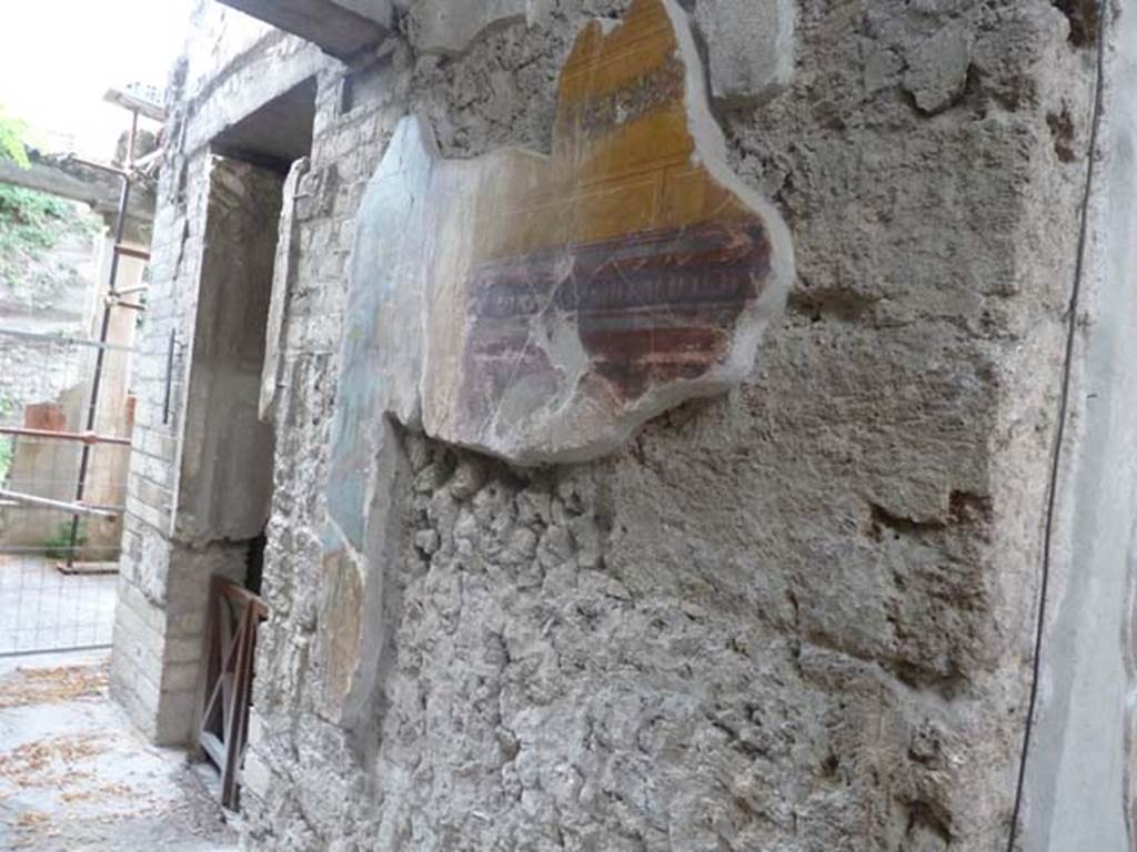 Oplontis, September 2015. Room 11, south exterior wall with remains of painted decoration.