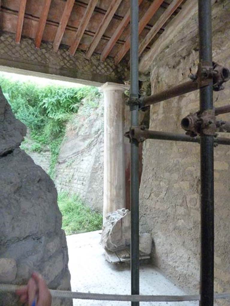 Oplontis, September 2015. Portico 13, looking south towards column at west end, taken from room 15. 