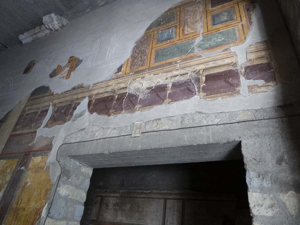 Oplontis Villa of Poppea, September 2017. Room 14, detail of painted decoration above doorway in east wall.
Foto Annette Haug, ERC Grant 681269 DÉCOR.

