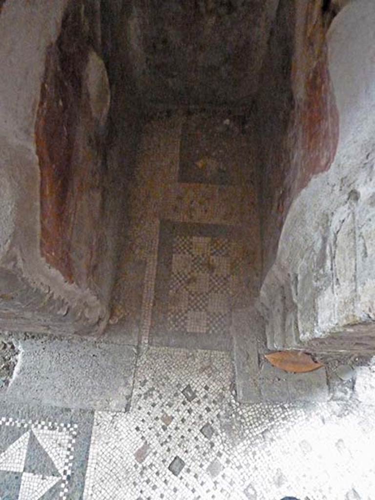 Oplontis Villa of Poppea, September 2015. Room 16, mosaic floor in alcove between rooms 15/16.