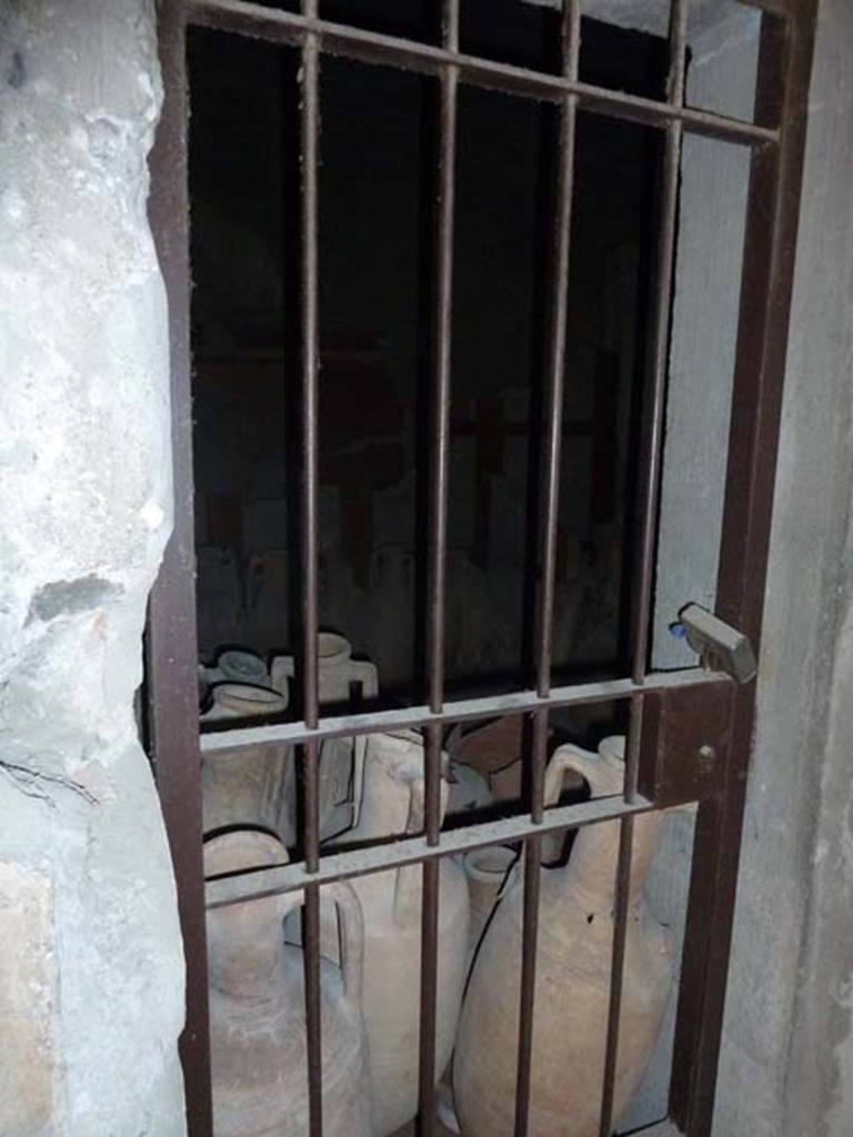 Oplontis, September 2015. Room 25, doorway in west wall leading to room 22, with amphorae.