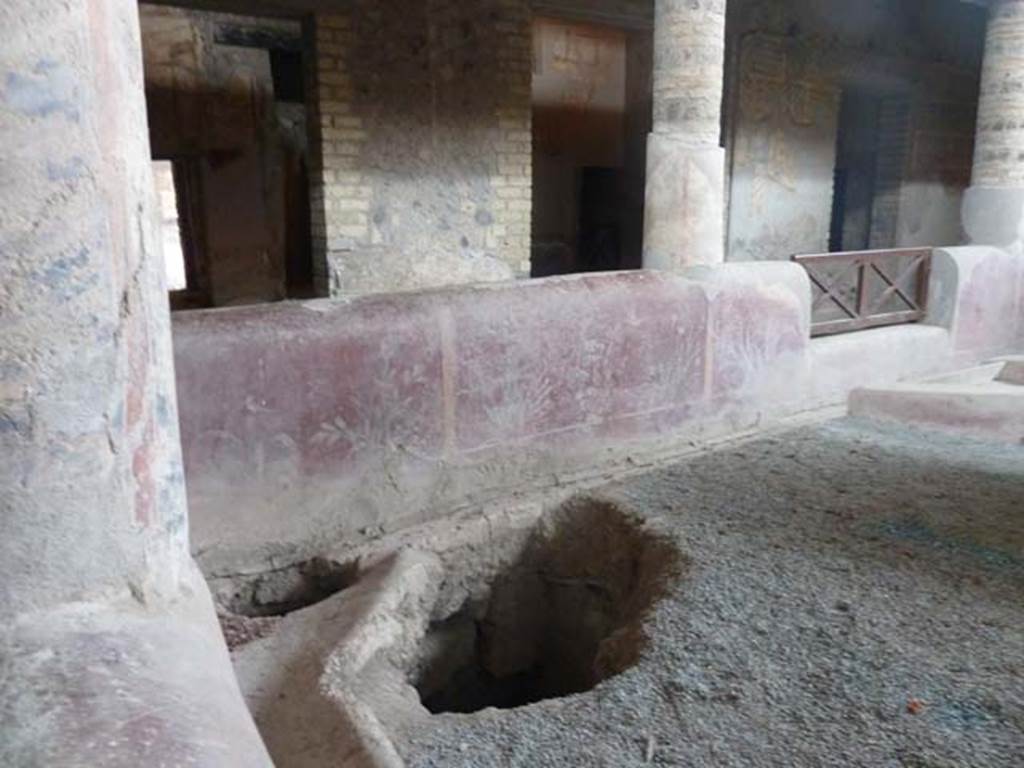 Oplontis, September 2015. Room 32, west painted internal wall in south-west corner of internal garden.