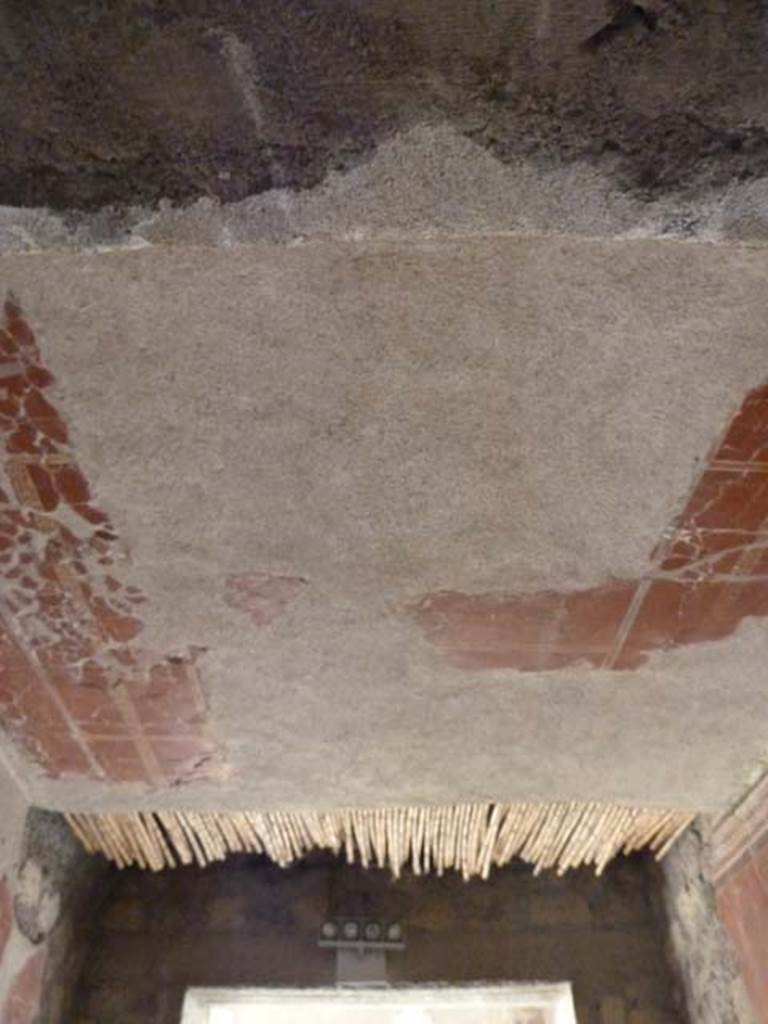 Oplontis, September 2015. Corridor 37, looking south at reconstructed ceiling which shows the way these ceiling would always have been made using reeds, then plastered and decorated. 