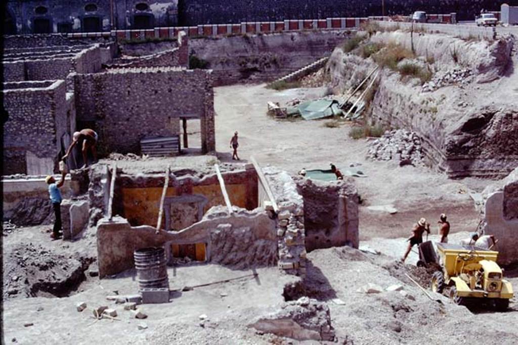 Oplontis, 1975. Looking west towards the rooms 75/68, and through doorway of room 69 to north garden, on the right. Photo by Stanley A. Jashemski.   
Source: The Wilhelmina and Stanley A. Jashemski archive in the University of Maryland Library, Special Collections (See collection page) and made available under the Creative Commons Attribution-Non Commercial License v.4. See Licence and use details. J75f0157
