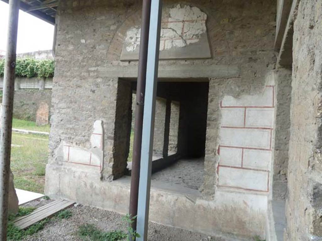 Oplontis, September 2015. Room 78, exterior north side with window and garden paintings beneath. 