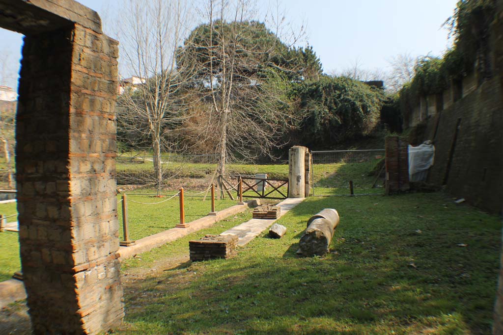 Oplontis Villa of Poppea, March 2014. Looking east from end of room 81, towards area 86.
Foto Annette Haug, ERC Grant 681269 DÉCOR.
