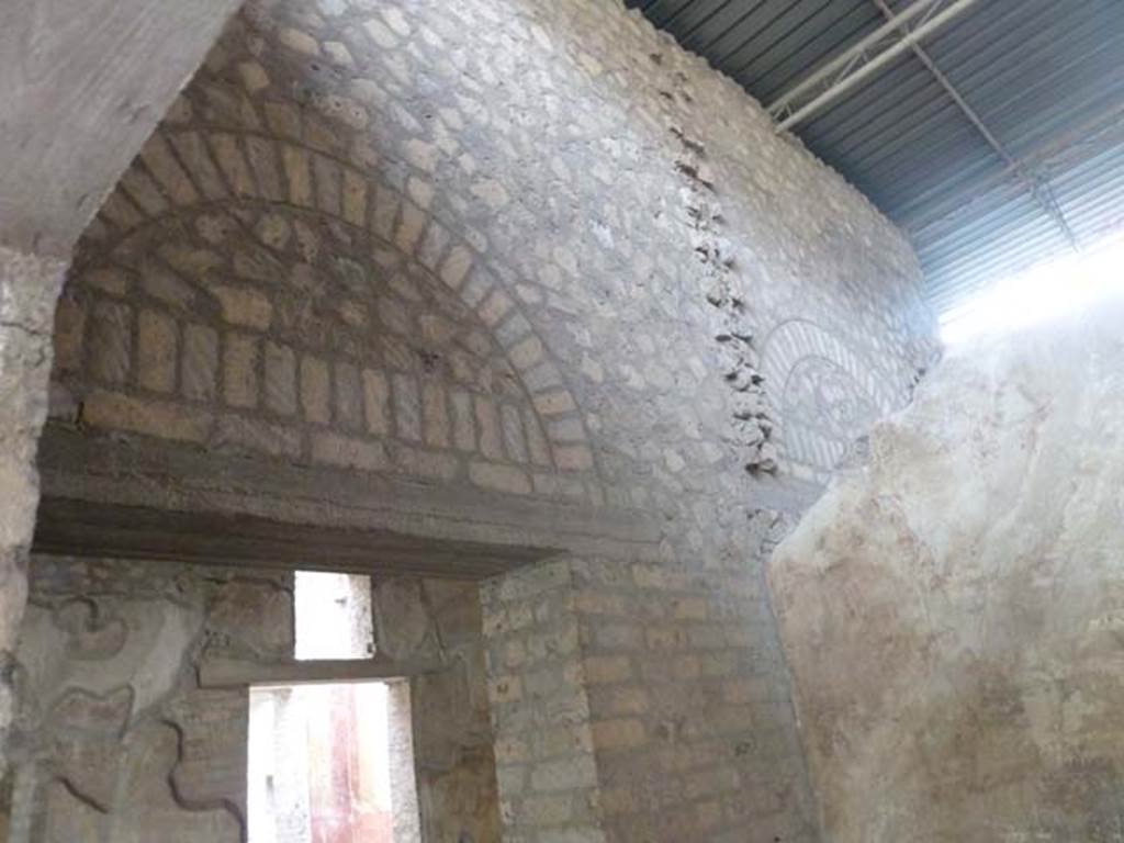 Oplontis, September 2015. Room 88, upper south wall, reconstructed brickwork.