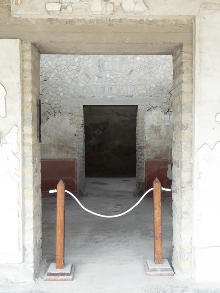 Oplontis Villa of Poppea, September 2017. Room 90, doorway from Portico 60, looking west.
Foto Annette Haug, ERC Grant 681269 DÉCOR.
