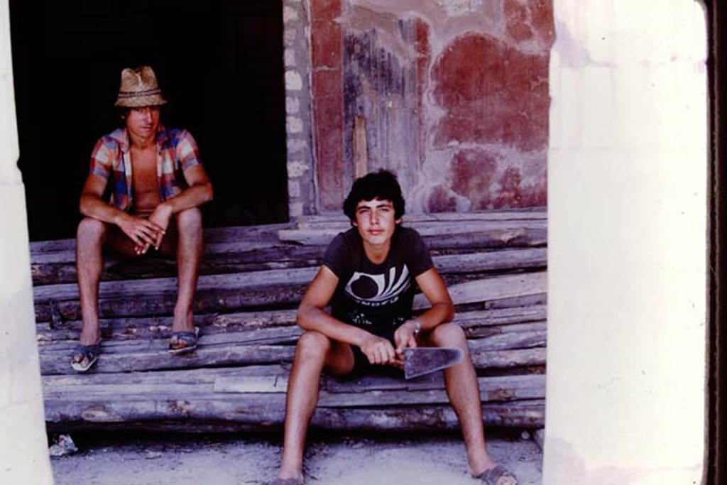 Oplontis, 1975. Taking a rest in the portico. Photo by Stanley A. Jashemski.   
Source: The Wilhelmina and Stanley A. Jashemski archive in the University of Maryland Library, Special Collections (See collection page) and made available under the Creative Commons Attribution-Non Commercial License v.4. See Licence and use details. J75f0489
