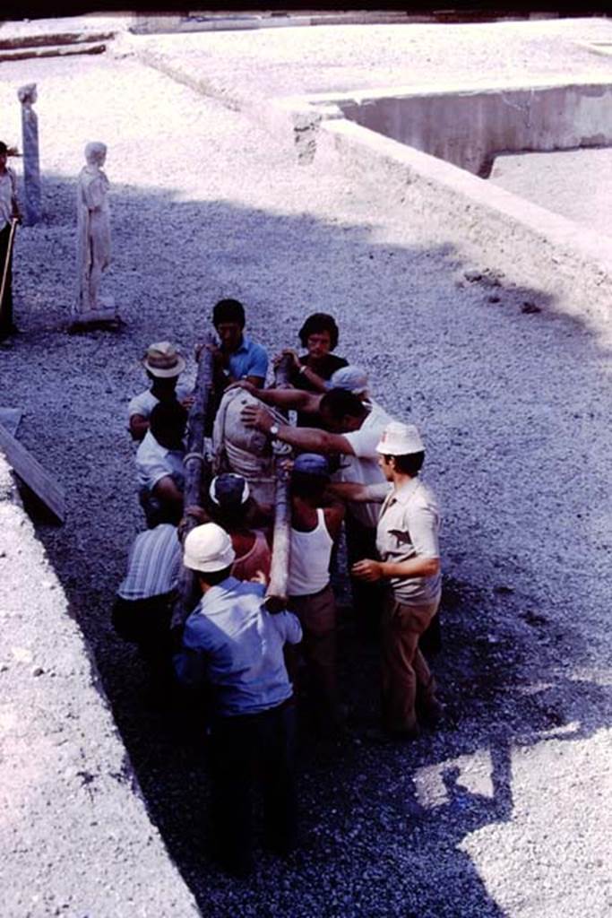 Oplontis, 1978. Statue of Nike being placed on its original base. Photo by Stanley A. Jashemski.   
Source: The Wilhelmina and Stanley A. Jashemski archive in the University of Maryland Library, Special Collections (See collection page) and made available under the Creative Commons Attribution-Non Commercial License v.4. See Licence and use details. J78f0060
