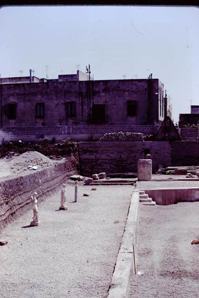 Oplontis, 1978. Looking south along east side of pool. Photo by Stanley A. Jashemski.   
Source: The Wilhelmina and Stanley A. Jashemski archive in the University of Maryland Library, Special Collections (See collection page) and made available under the Creative Commons Attribution-Non Commercial License v.4. See Licence and use details. J78f0080
