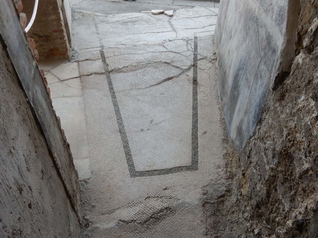 Stabiae, Secondo Complesso, June 2019. 
Room 15, east wall between doorway to room 16, on left, and room 14, on right.
Photo courtesy of Buzz Ferebee.
