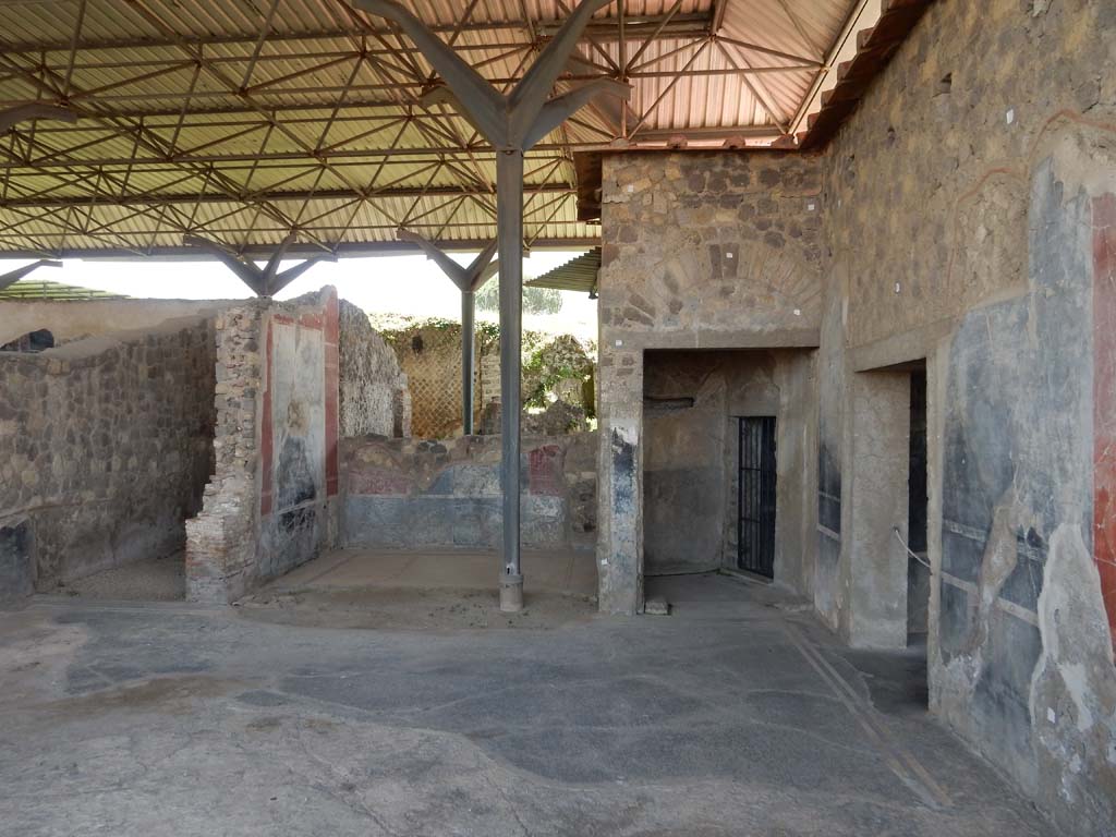 Stabiae, Secondo Complesso (Villa B), September 2015. Room 14, south wall.
In the centre of the south wall is room 20. On the left is a corridor leading to the rear.
