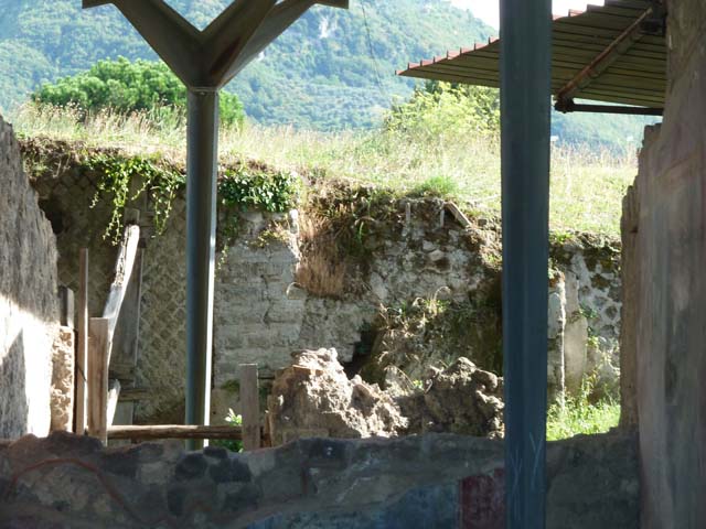 Stabiae, Secondo Complesso, September 2015. 
Room 14, west wall, with entrance doorway and west window to room 12 with mosaic floor, lower right.

