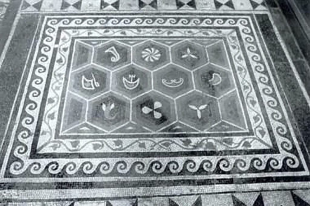 Stabia, Secondo Complesso, Villa Arianna B. 
Design of central mosaic floor from triclinium, according to design by Ruggiero/La Vega (Tav. VI.1.)
Now in Naples Archaeological Museum.

