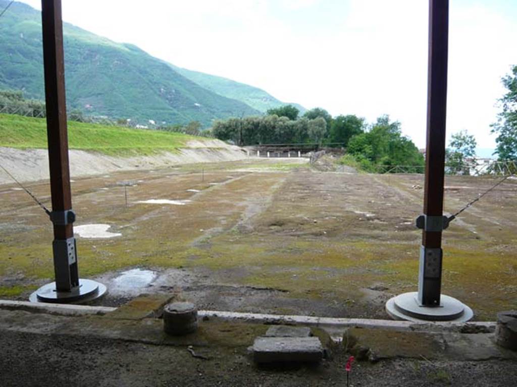 Stabiae, Villa Arianna, May 2010. Portico H and the large peristyle, looking west. Photo courtesy of Buzz Ferebee.