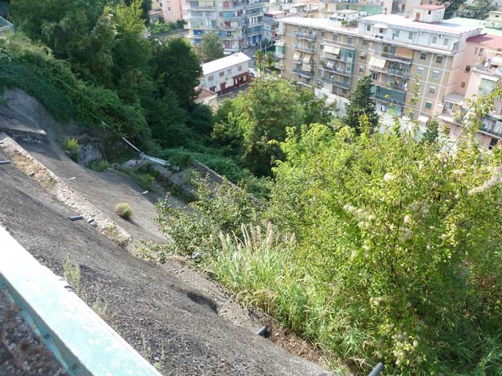 Stabiae, Villa Arianna, September 2015. Looking north-west down onto Castellammare from Villa towards the area of Via Nocera station, top left.