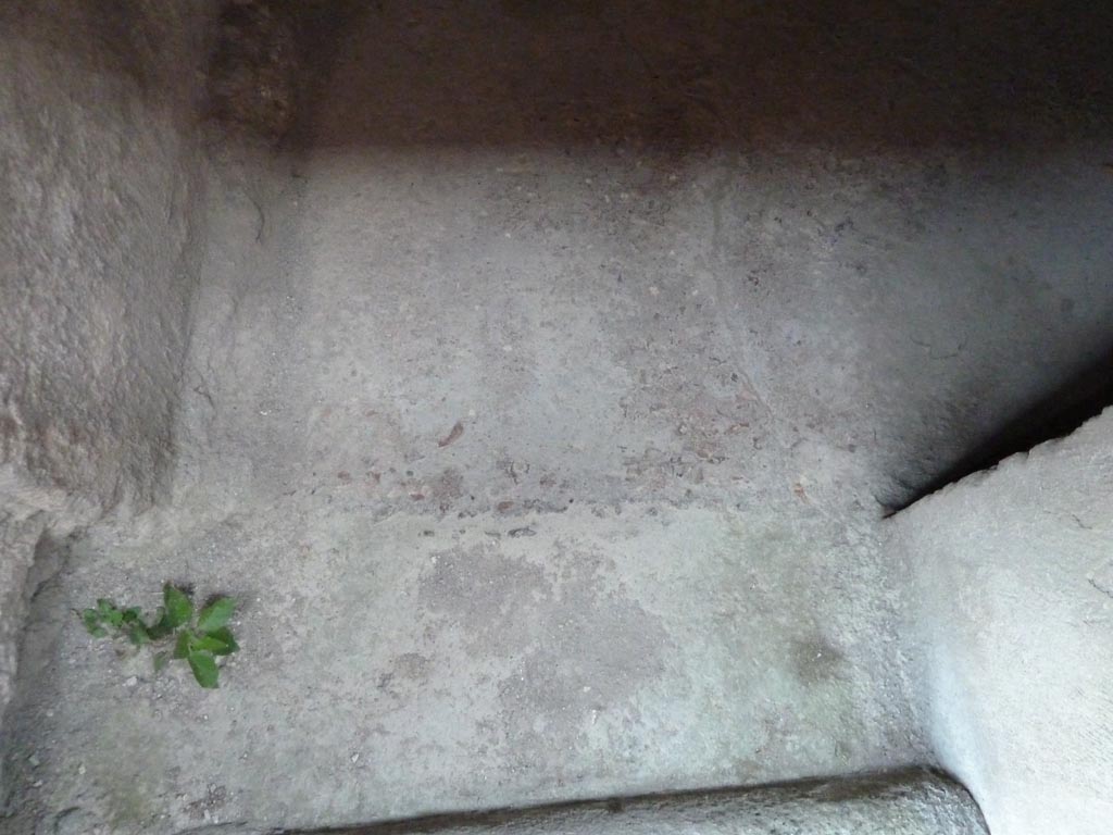 Stabiae, Villa Arianna, September 2015. Room 25, doorway threshold.