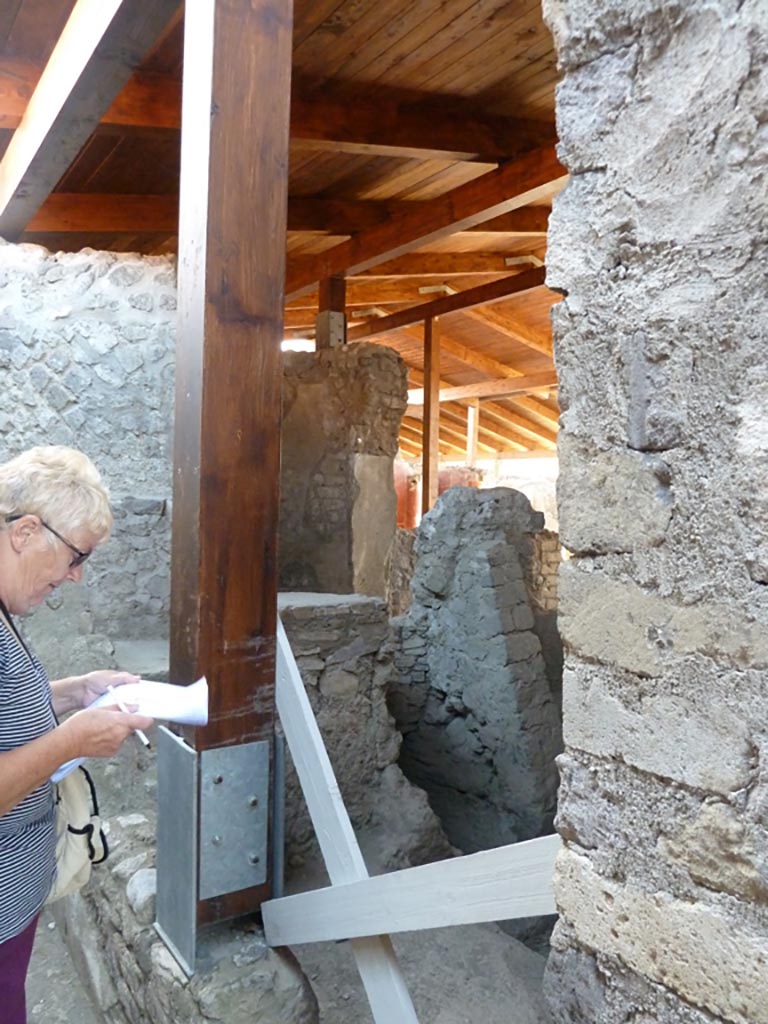 Stabiae, Villa Arianna, September 2015. Corridor 26, with access to the baths area, on right.