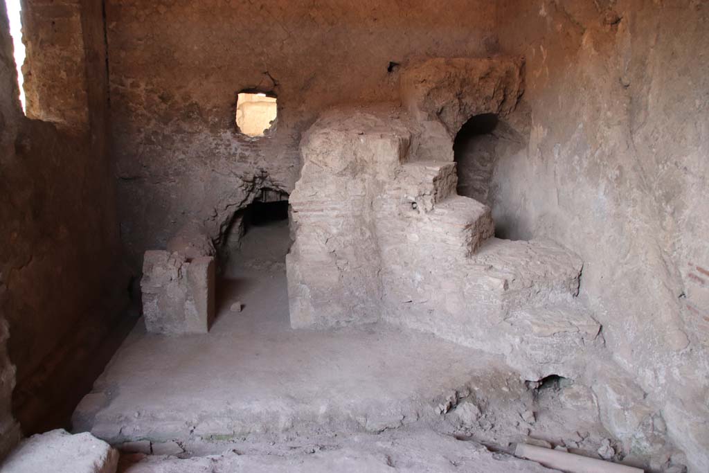 Stabiae, Villa Arianna, September 2015. Room 28, looking west across room giving access to room 29, praefurnium or boiler room.
According to the description board, a few steps to a podium on the western side gave access to the place where a bronze cauldron heating the nearby caldarium stood.
