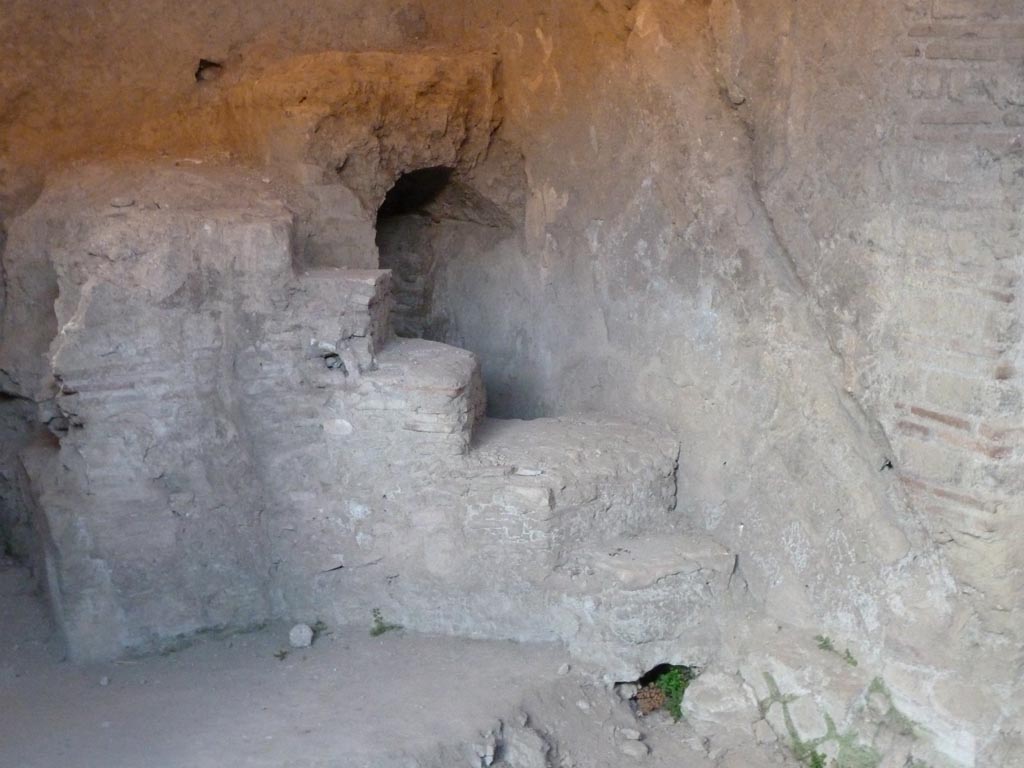 Stabiae, Villa Arianna, September 2021.  
Room 29, detail of steps leading to place where a bronze cauldron would have stood. 
Photo courtesy of Klaus Heese.
