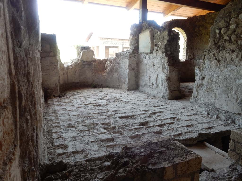 Stabiae, Villa Arianna, December 2023.
Room 31, the tepidarium, looking west across flooring, with doorway to room 6, centre right. Photo courtesy of Miriam Colomer.
