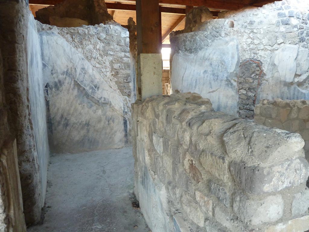 Stabiae, Villa Arianna, September 2015. Corridor 26, south end from near room 27, looking west.