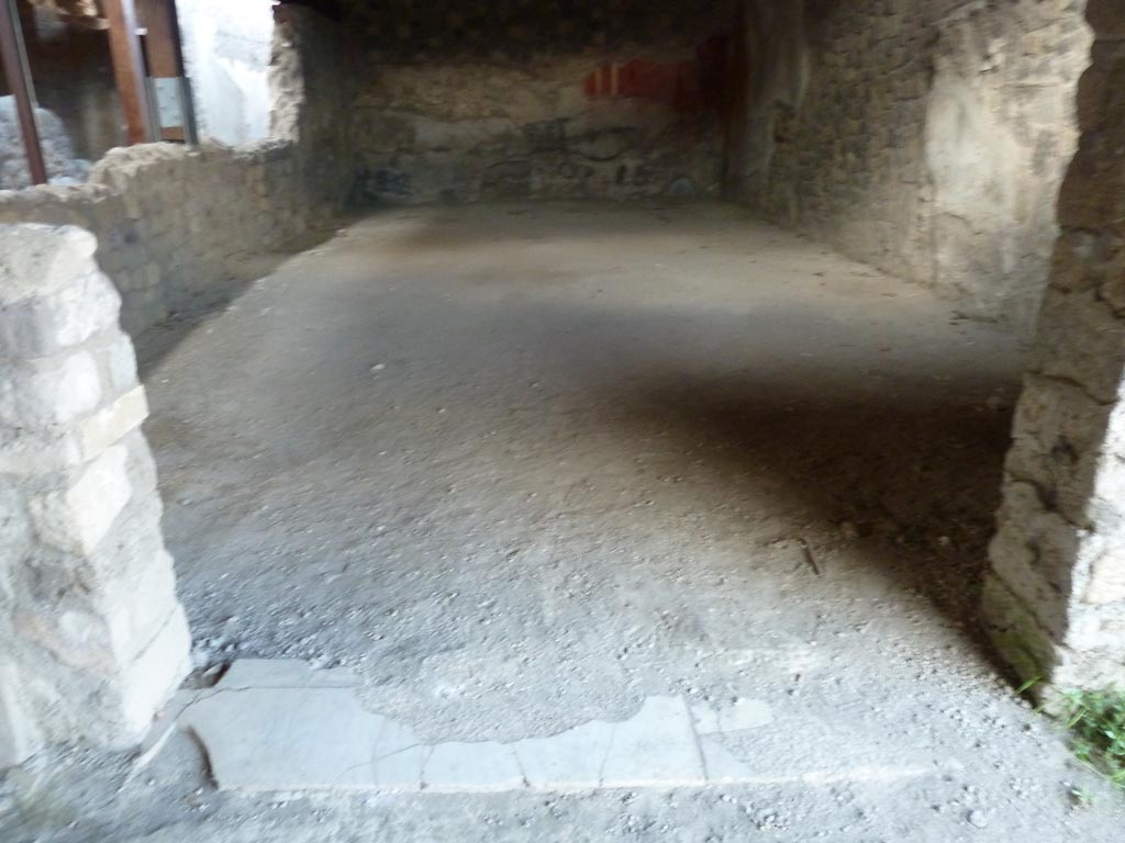 Stabiae, Villa Arianna, September 2015. Room 27, looking north from entrance doorway.