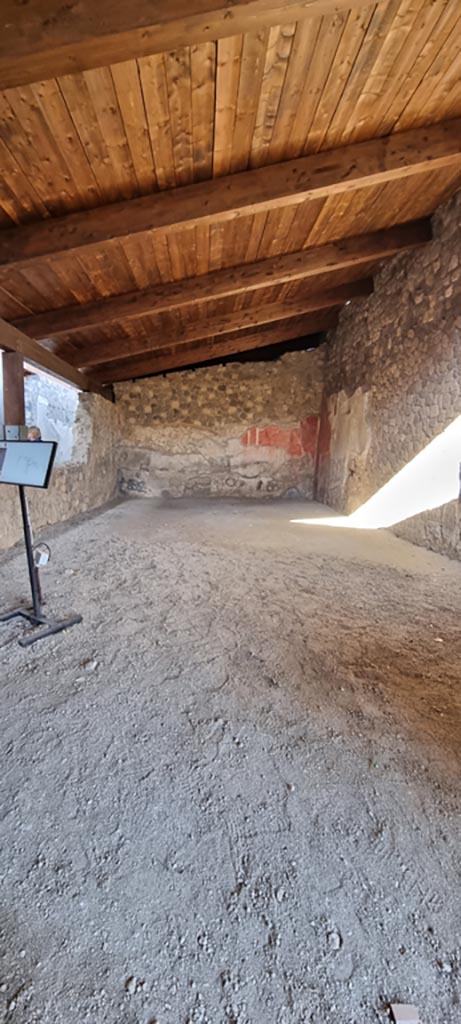 Stabiae, Villa Arianna, September 2015. 
Room 27, looking south-west across room towards doorway to portico, on left, and doorway to corridor 26, centre.
