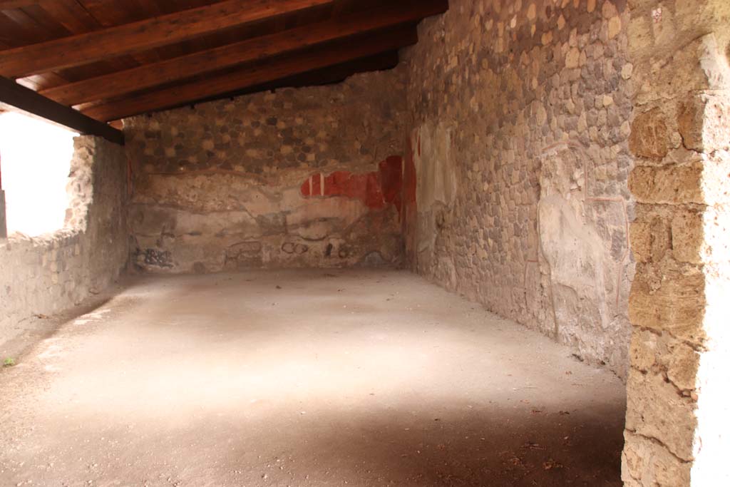 Stabiae, Villa Arianna, September 2015. Room 27, threshold in doorway, from north portico.