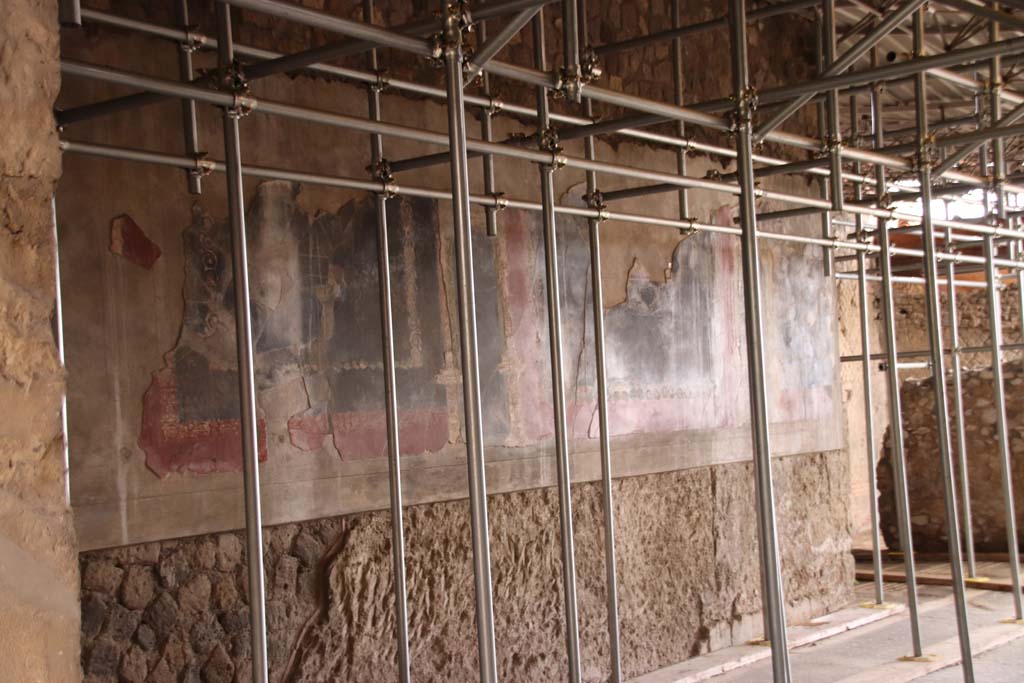 Stabiae, Villa Arianna, September 2021.  
Room 24, detail from middle of west wall. Photo courtesy of Klaus Heese.

